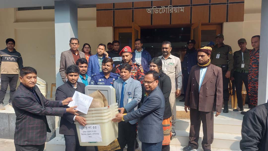 গোপালগঞ্জে নির্বাচনি সামগ্রী পাঠানো হচ্ছে কেন্দ্রে কেন্দ্রে