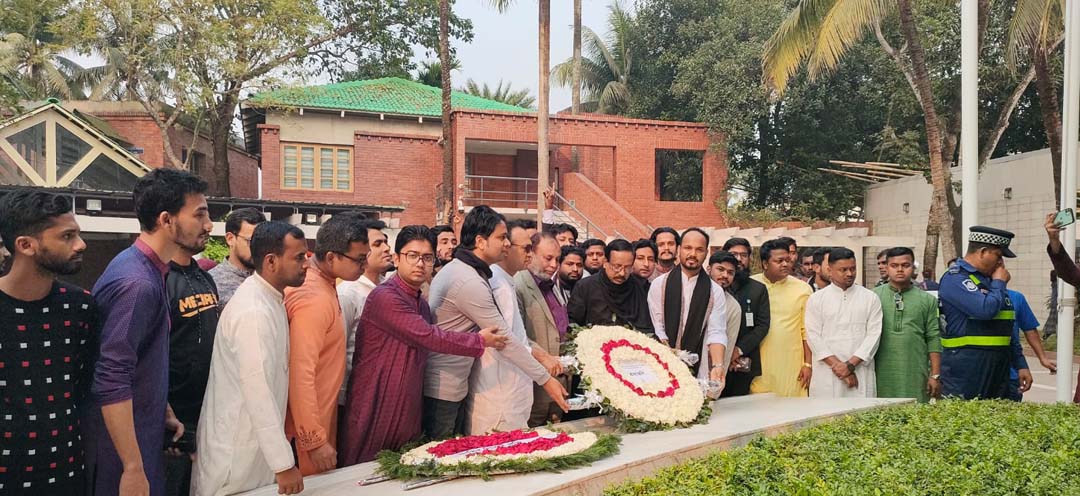 টুঙ্গিপাড়ায় জাতির পিতার সমাধিতে চট্টগ্রাম মেডিকেল বিশ্ববিদ্যালয়ের উপাচার্যের শ্রদ্ধা