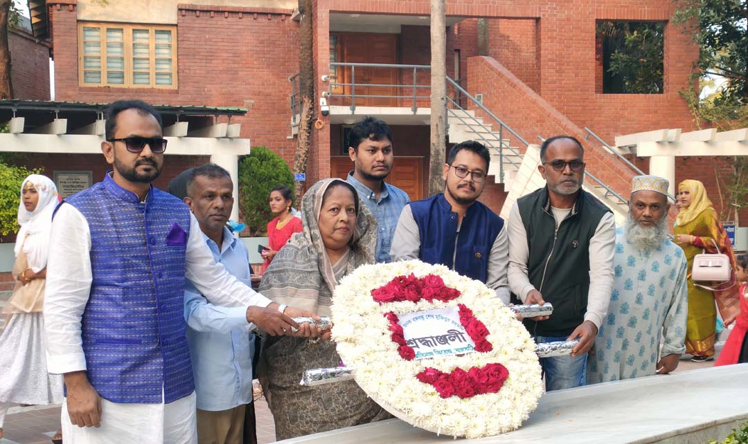 বঙ্গবন্ধুর সমাধিতে শ্রদ্ধা জানালেন ফাতিনাজ ফিরোজ