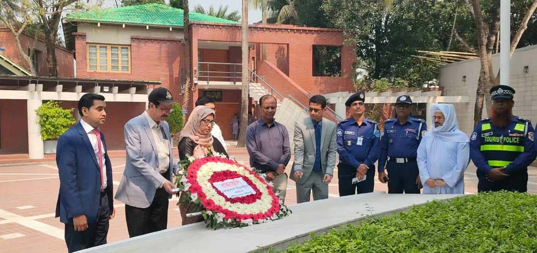 বঙ্গবন্ধুর সমাধিতে দুদুক সচিবের শ্রদ্ধা