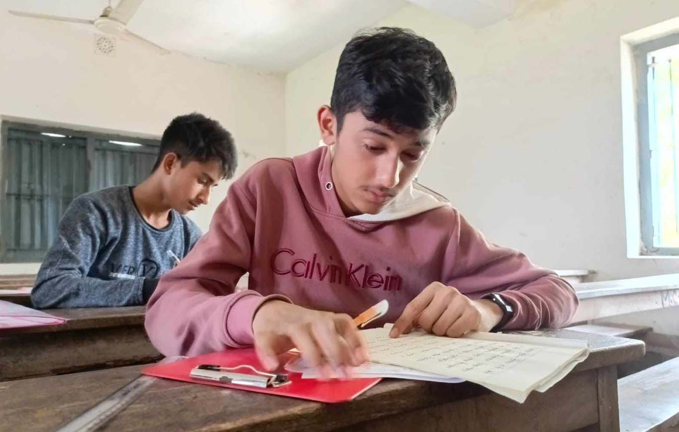 মুকসুদপুরে বাবার মৃতদেহ বাড়িতে রেখে পরীক্ষা দিল ছেলে