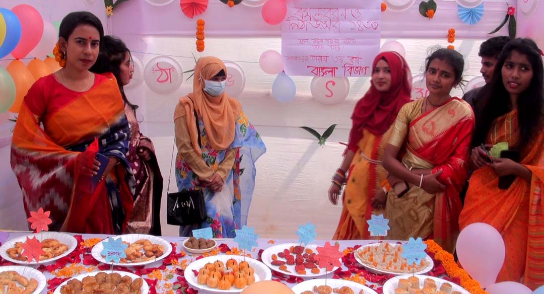 গোপালগঞ্জ বঙ্গবন্ধু কলেজে বসন্ত বরণ উপলক্ষে পিঠা উৎসব