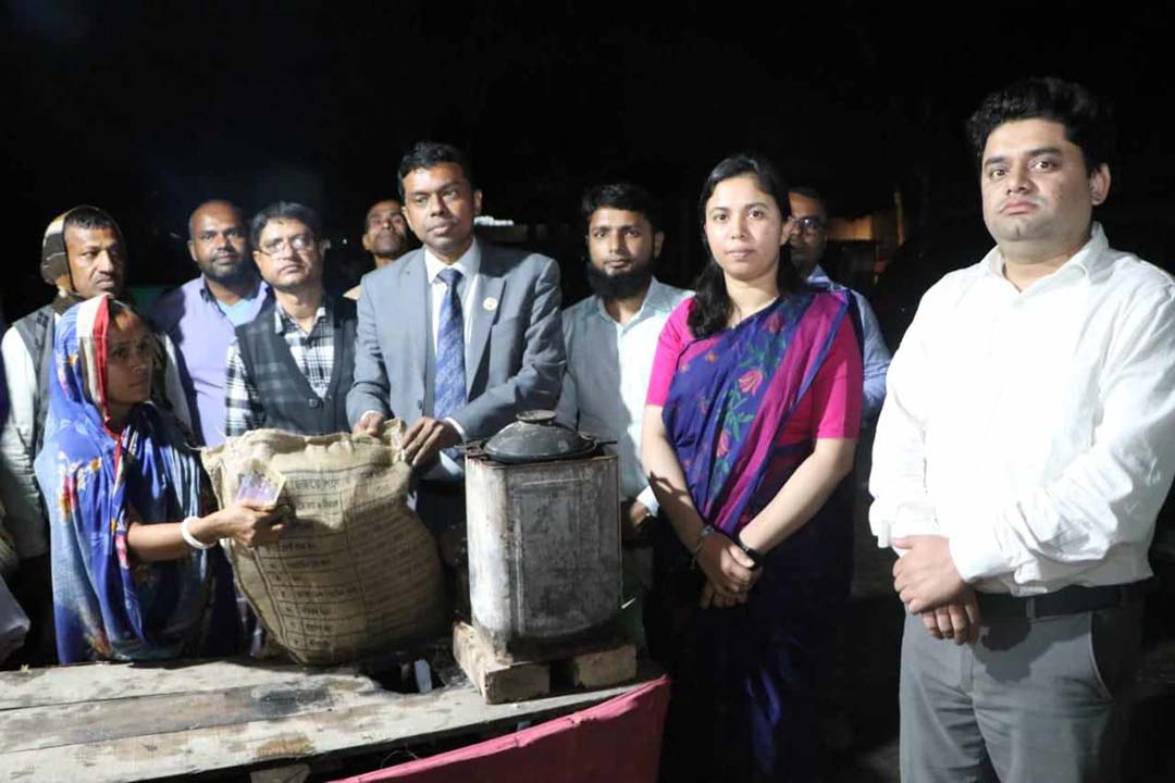 গভীর রাতে দরজার কড়ানেড়ে দরিদ্রদের সহায়তা ও প্রাথমিকের শিক্ষার্থীদের পড়ালেন জেলা প্রশাসক