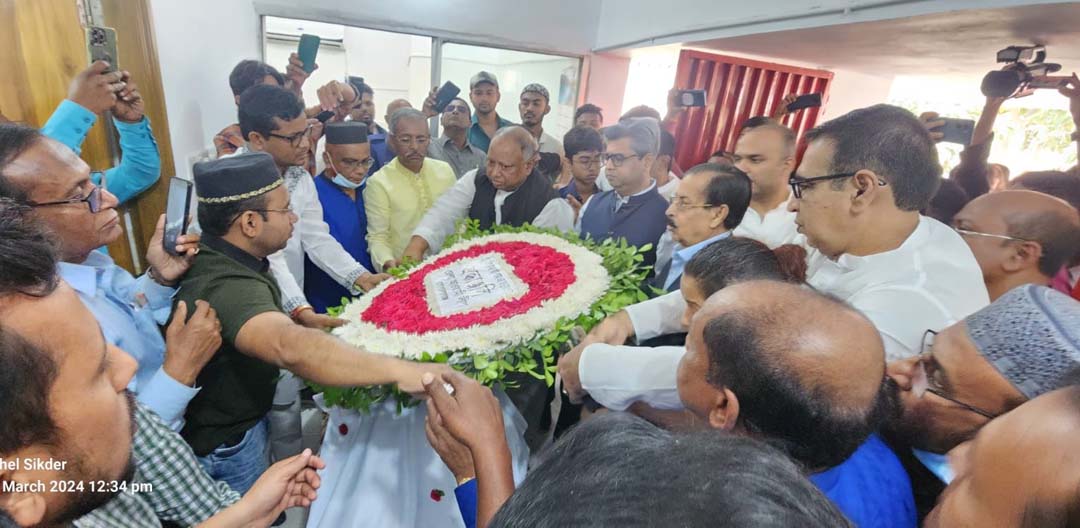 আওয়ামী লীগ নেতার মরদেহে পুষ্পস্তবক অর্পন করলেন শেখ ফজলুল করিম সেলিম