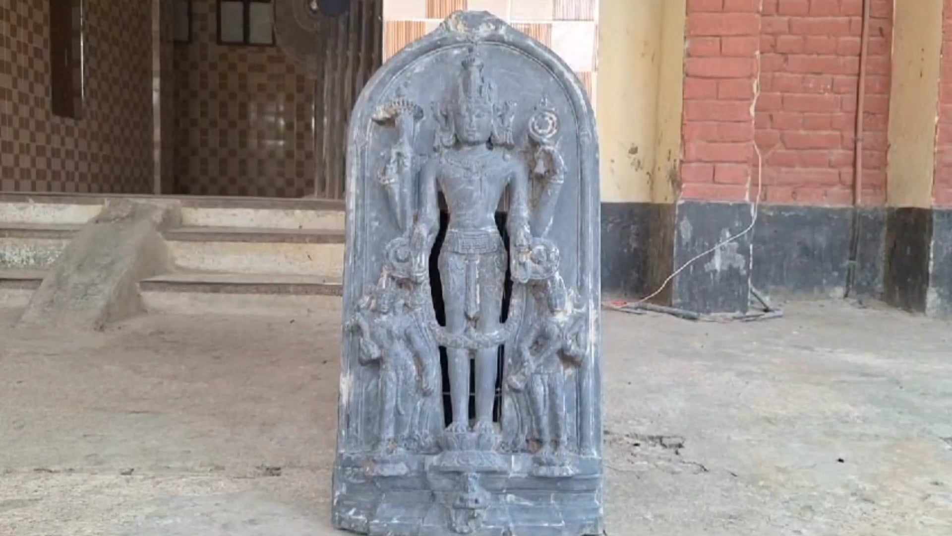 মুন্সীগঞ্জে ১৫ কোটি টাকা মূল্যের কষ্টিপাথরের বিষ্ণু মূর্তি উদ্ধার