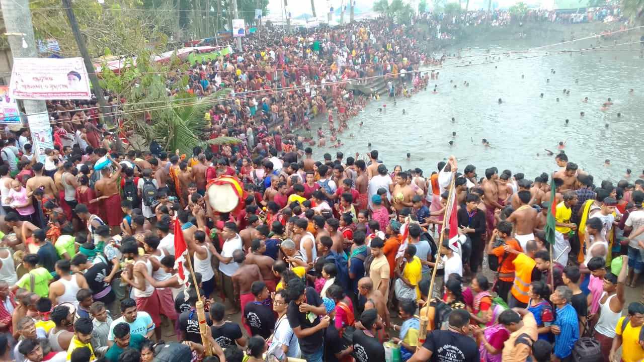ওড়াকান্দিতে ১০ লাখ লোকের সমাগমে অনুষ্ঠিত হলো মহাবারুনী স্নানোৎসব
