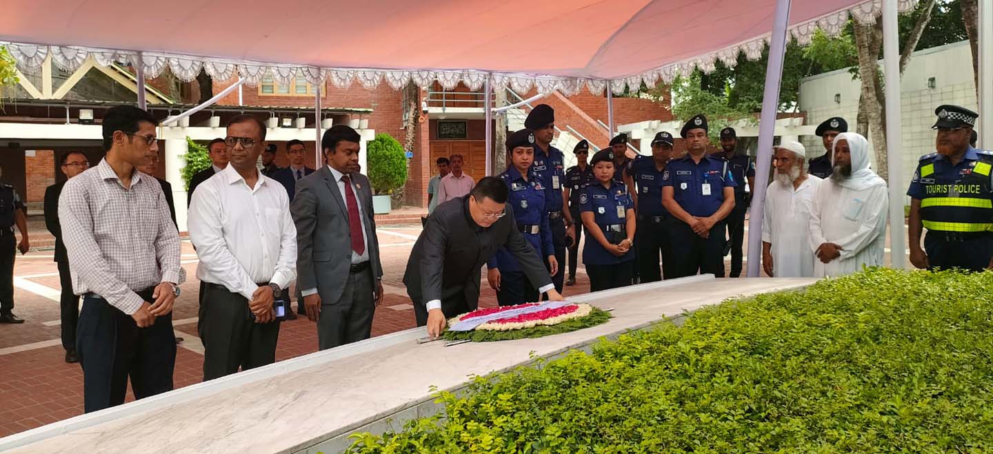 টুঙ্গিপাড়ায় জাতির পিতার সমাধিতে চীনা রাষ্ট্রদূতের শ্রদ্ধা