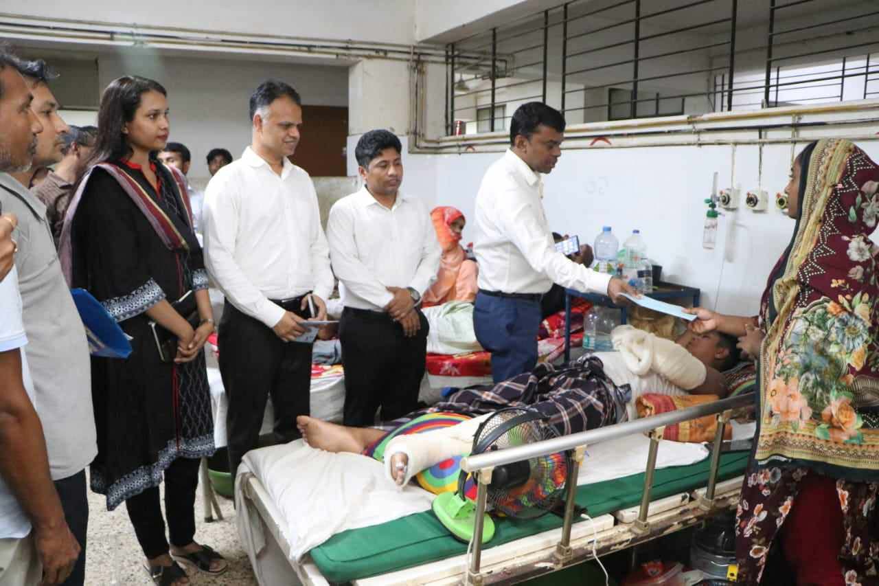 রাতে হাসপাতাল পরিদর্শন ! পরিচ্ছন্নতা নিয়ে ক্ষুব্ধ জেলা প্রশাসক