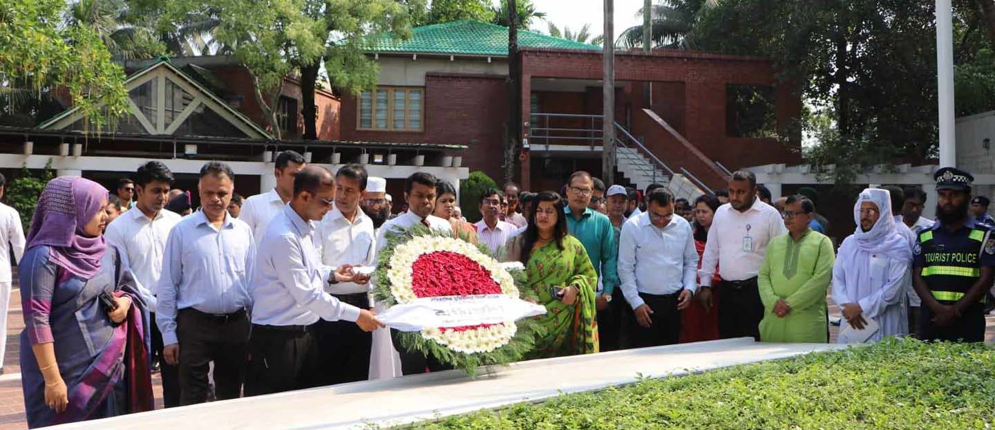 মুজিবনগর দিবসে জাতির পিতার সমাধিতে মানুষের ঢল, আলোচনা সভা