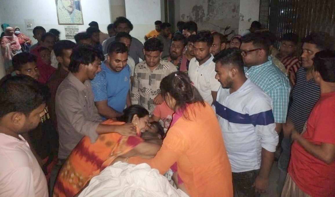 দ্রুত গতিতে ইজিবাইকের সঙ্গে মোটরসাইকেলের সংঘর্ষ! প্রাণ গেল কলেজ ছাত্রের