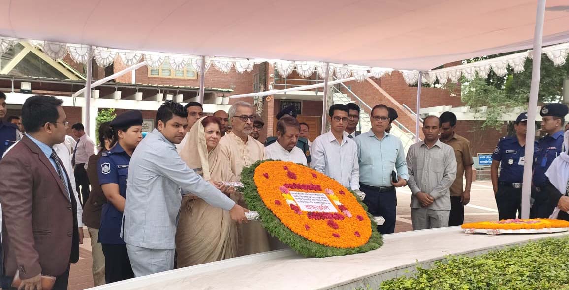 জাতির পিতার সমাধিতে আপিল বিভাগের নবনিযুক্ত বিচারপতিদের শ্রদ্ধা