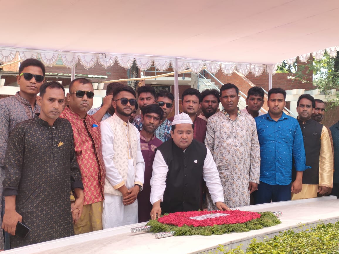 জাতির পিতার সমাধিতে জয়পুরহাট জেলা পরিষদের নবনির্বাচিত চেয়ারম্যানের শ্রদ্ধা