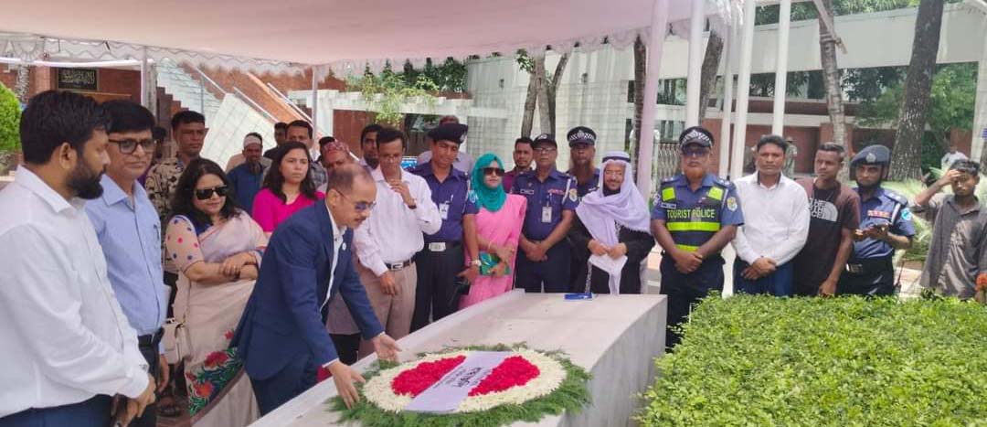 জাতির পিতার সমাধিতে নির্বাচন কমিশন সচিবালয়ের সচিবের শ্রদ্ধা