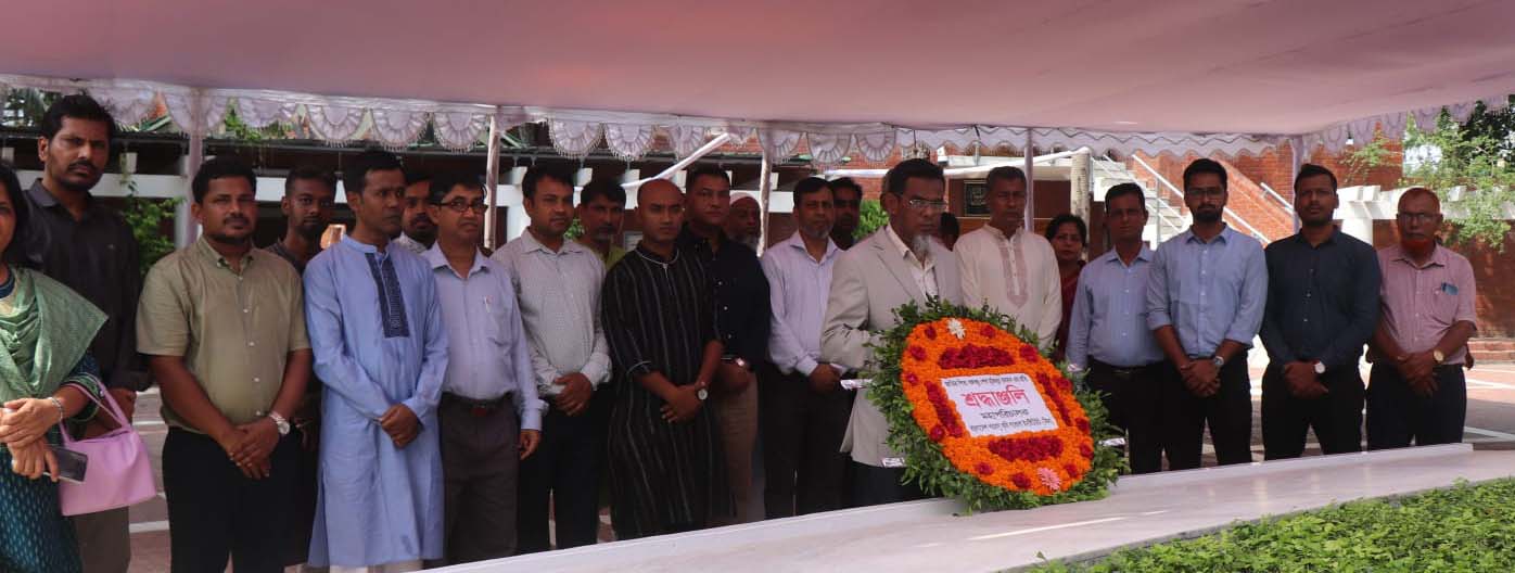 জাতির পিতার সমাধিতে বিনা‘র মহাপরিচালকের শ্রদ্ধা