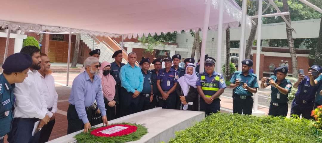 জাতির পিতার সমাধিতে মাদকদ্রব্য নিয়ন্ত্রণ অধিদপ্তরের মহাপরিচালকের শ্রদ্ধা