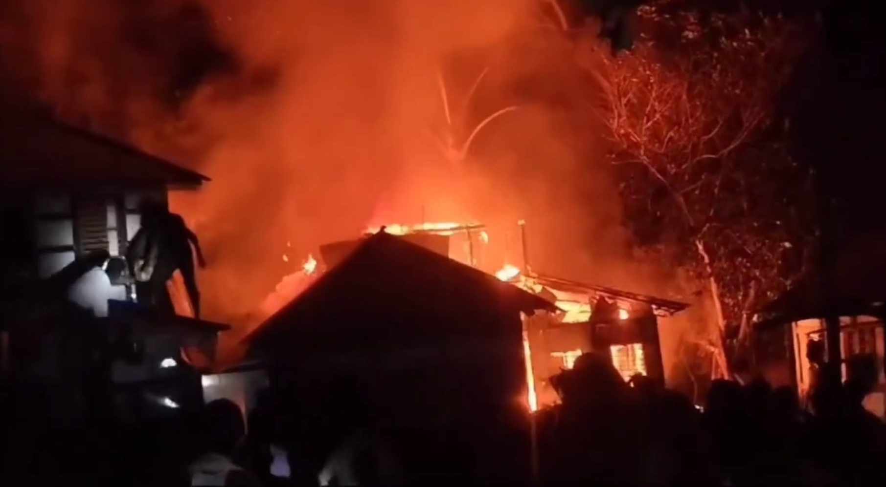 কোটালীপাড়ায় আগুনে ৩টি বসত ঘর পুড়ে ছাই, কয়েক লাখ টাকার ক্ষতি