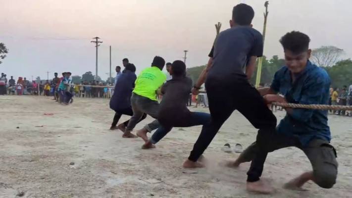কাশিয়ানীতে অনুষ্ঠিত হল রশিটানা ও তৈলাক্ত গলাগাছ বাওয়াসহ গ্রামীণ নানান খেলাধুলা