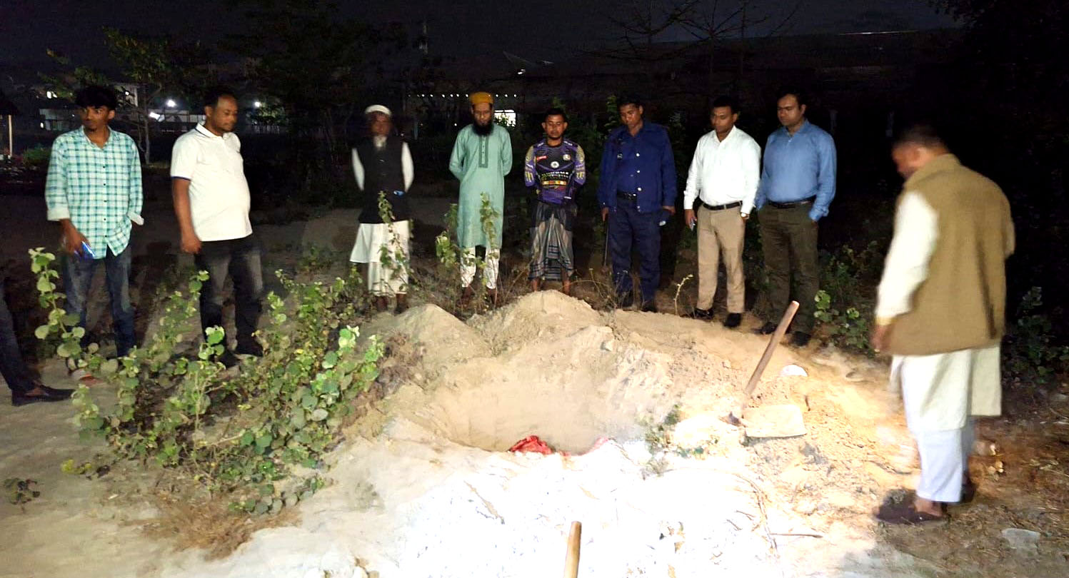 কোটালীপাড়ায় মরা গরুর মাংস বিক্রির অভিযোগে ৪০০ কেজি মাংস মাটির নিচে । ব্যবসায়ীকে জরিমানা