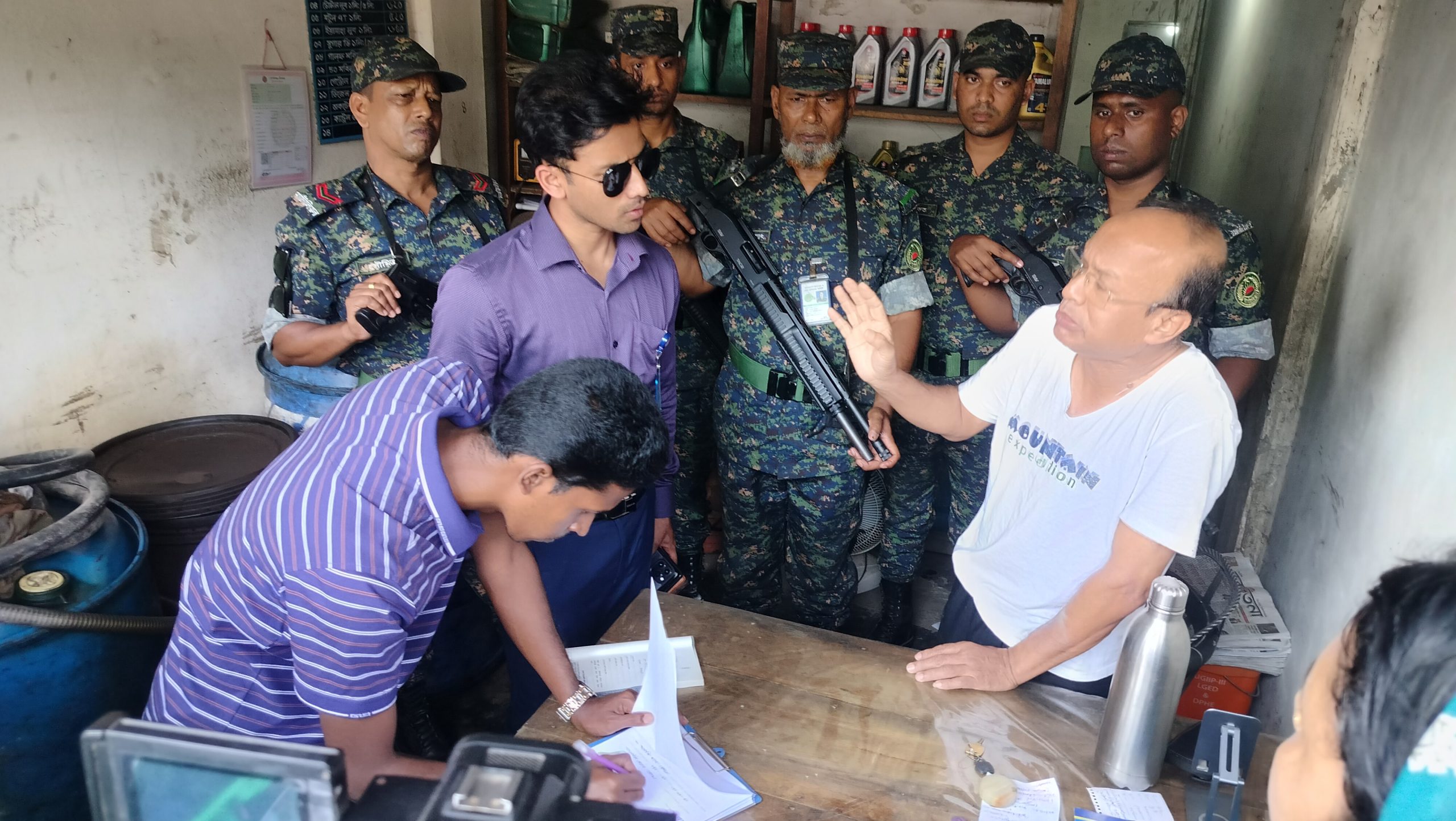 গোপালগঞ্জে জ্বালানী তেলের অবৈধ মজুতের অভিযোগে গংগাকে জরিমানা