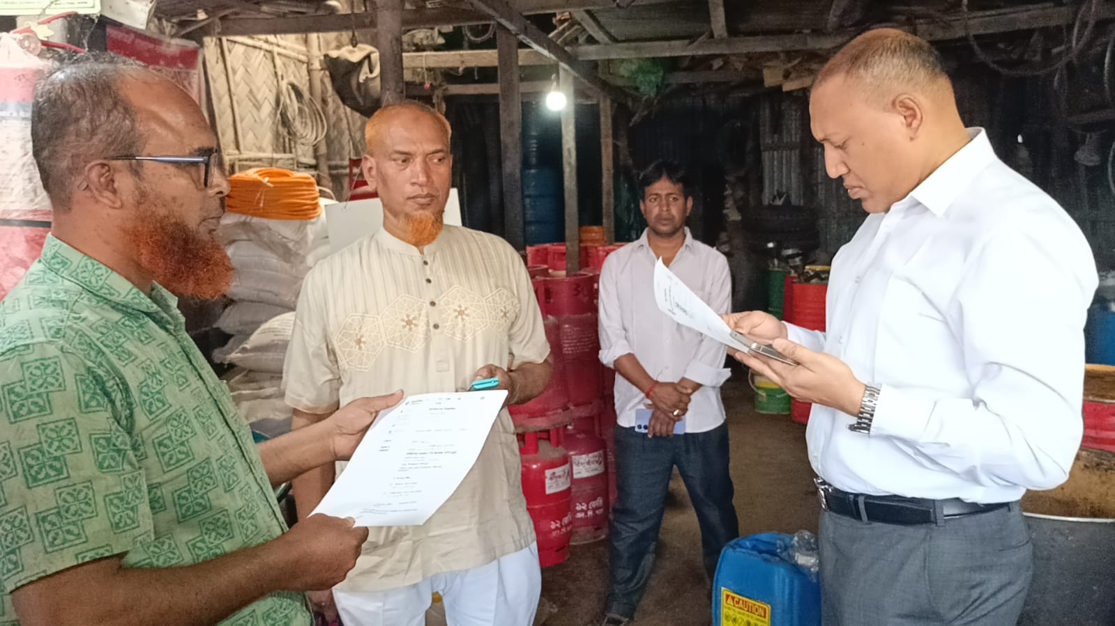 তেল মজুদের অপরাধে মুকসুদপুরে ব্যবসায়ীকে অর্থদন্ড