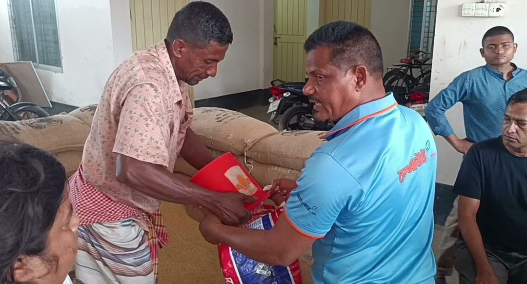গোপালগঞ্জে পৌর এলাকার ৪ হাজার অসহায় মানুষ পেল ঈদের চাল