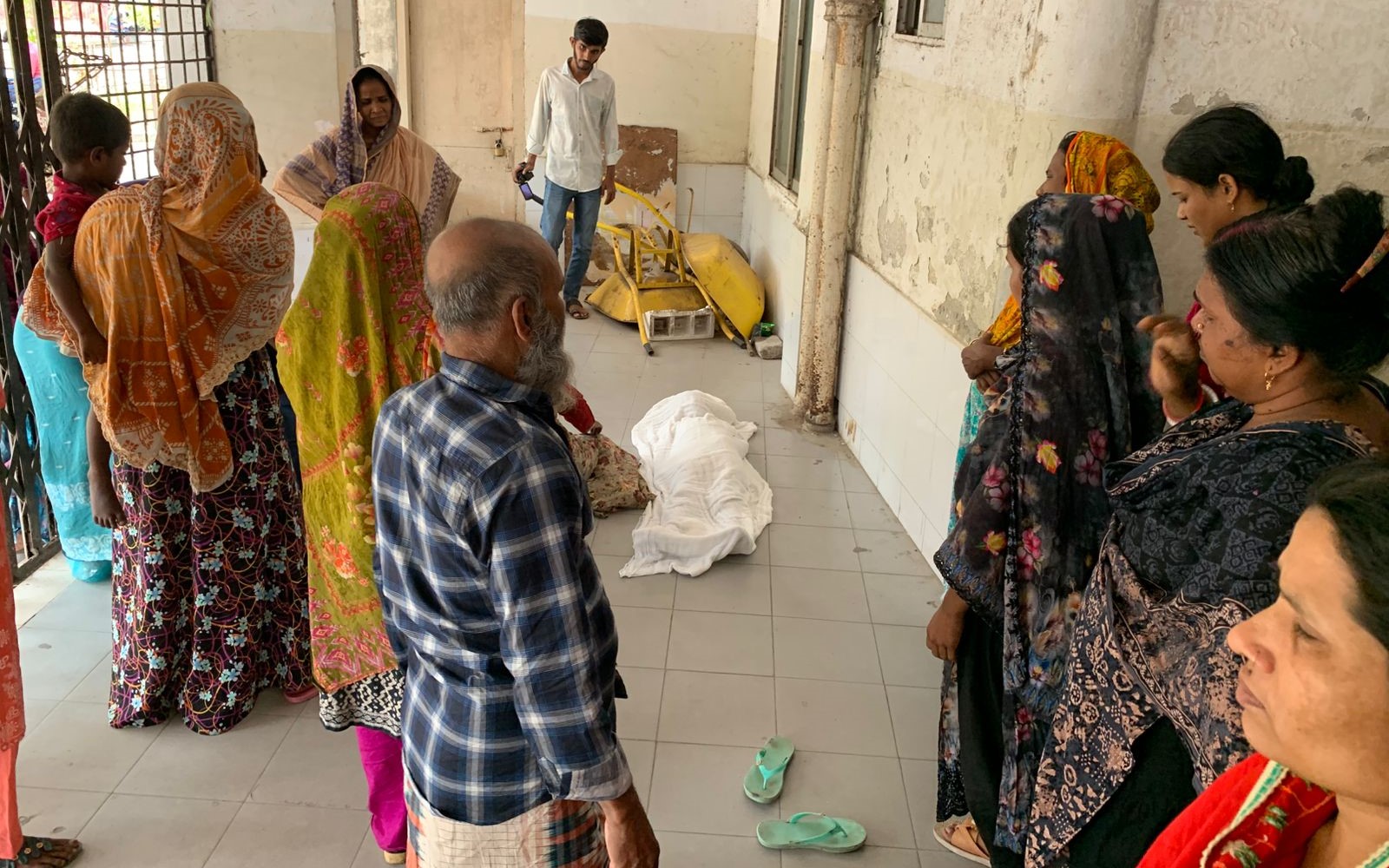 গোপালগঞ্জে রাস্তা পারাপারের সময় মোটর সাইকেলের ধাক্কায় এক শিশু নিহত, আহত -০১