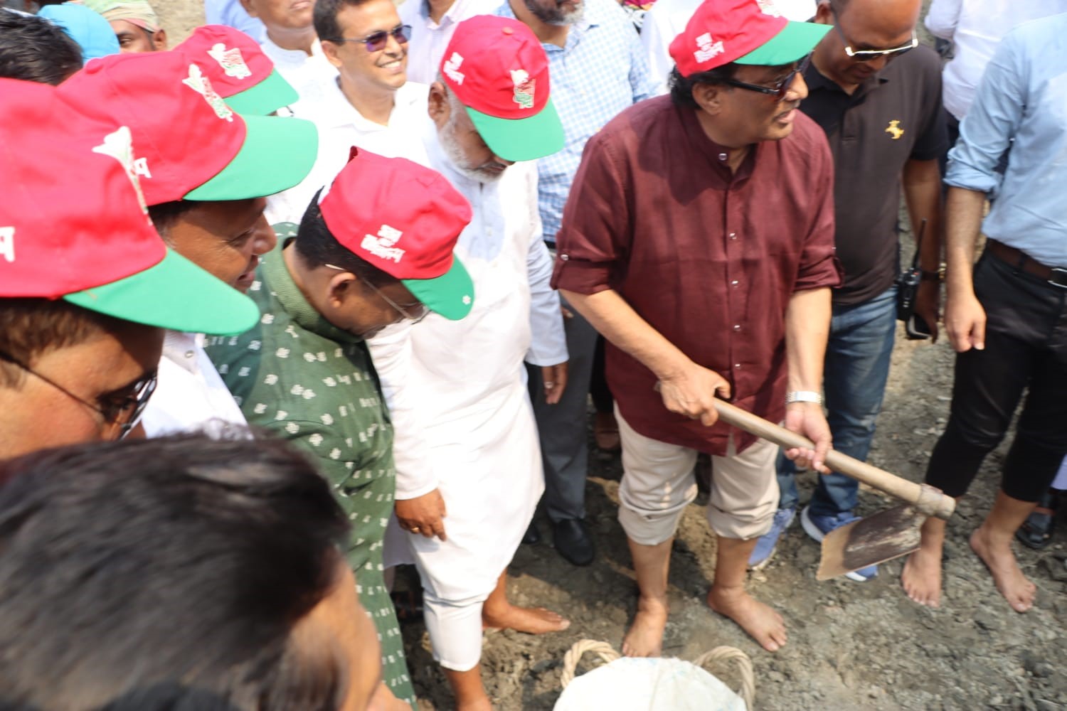 কোটালীপাড়ায় ধুরাল খাল খননের শুভ উদ্বোধন করেন-সংস্কৃতি প্রতিমন্ত্রী আলী নেওয়াজ মাহমুদ খৈয়ম এমপি