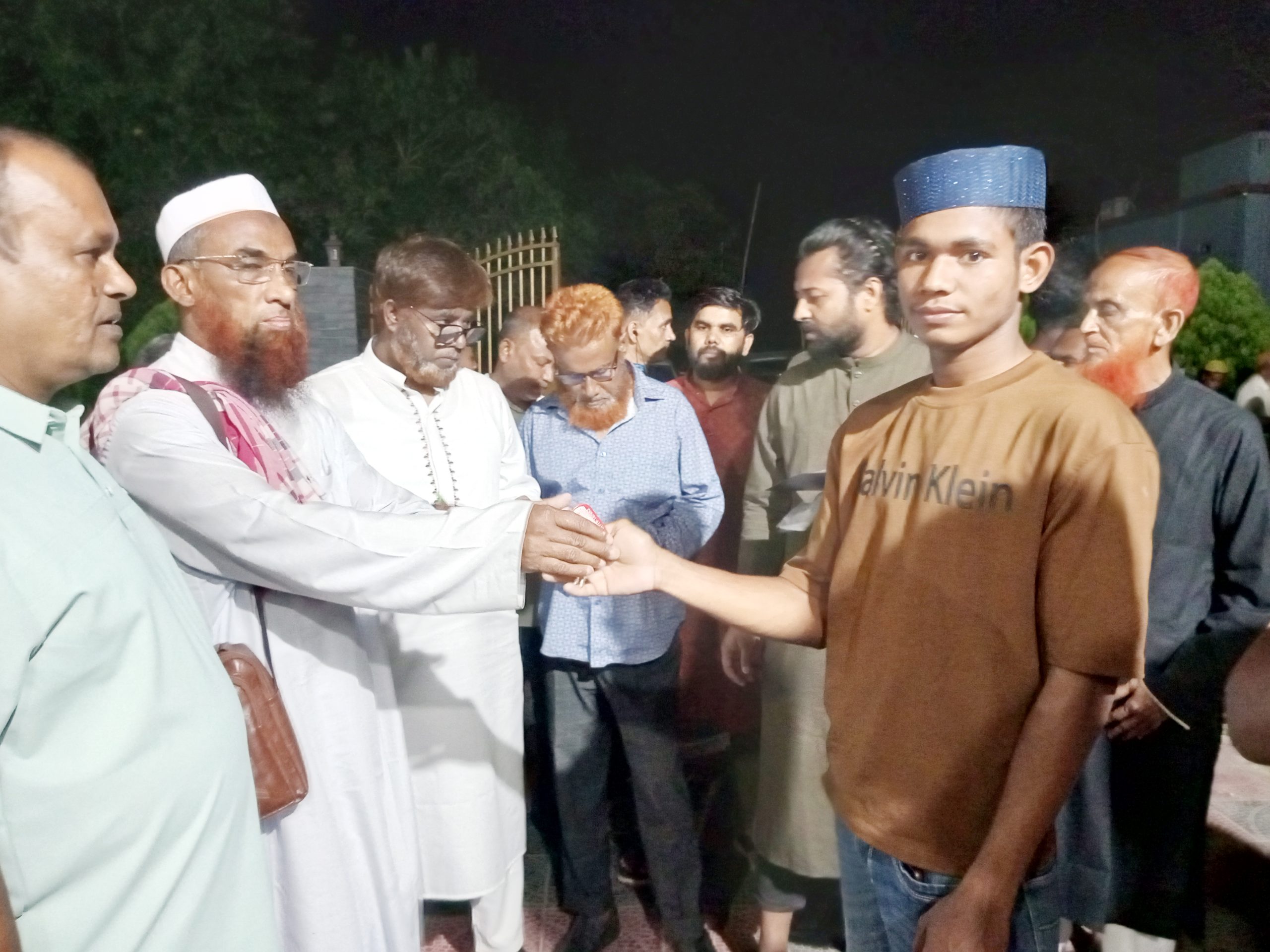 গোপালগঞ্জে দরিদ্র ৭৮ পরিবার পেল ভ্যানগাড়ী ও সেলাইমেশিন।