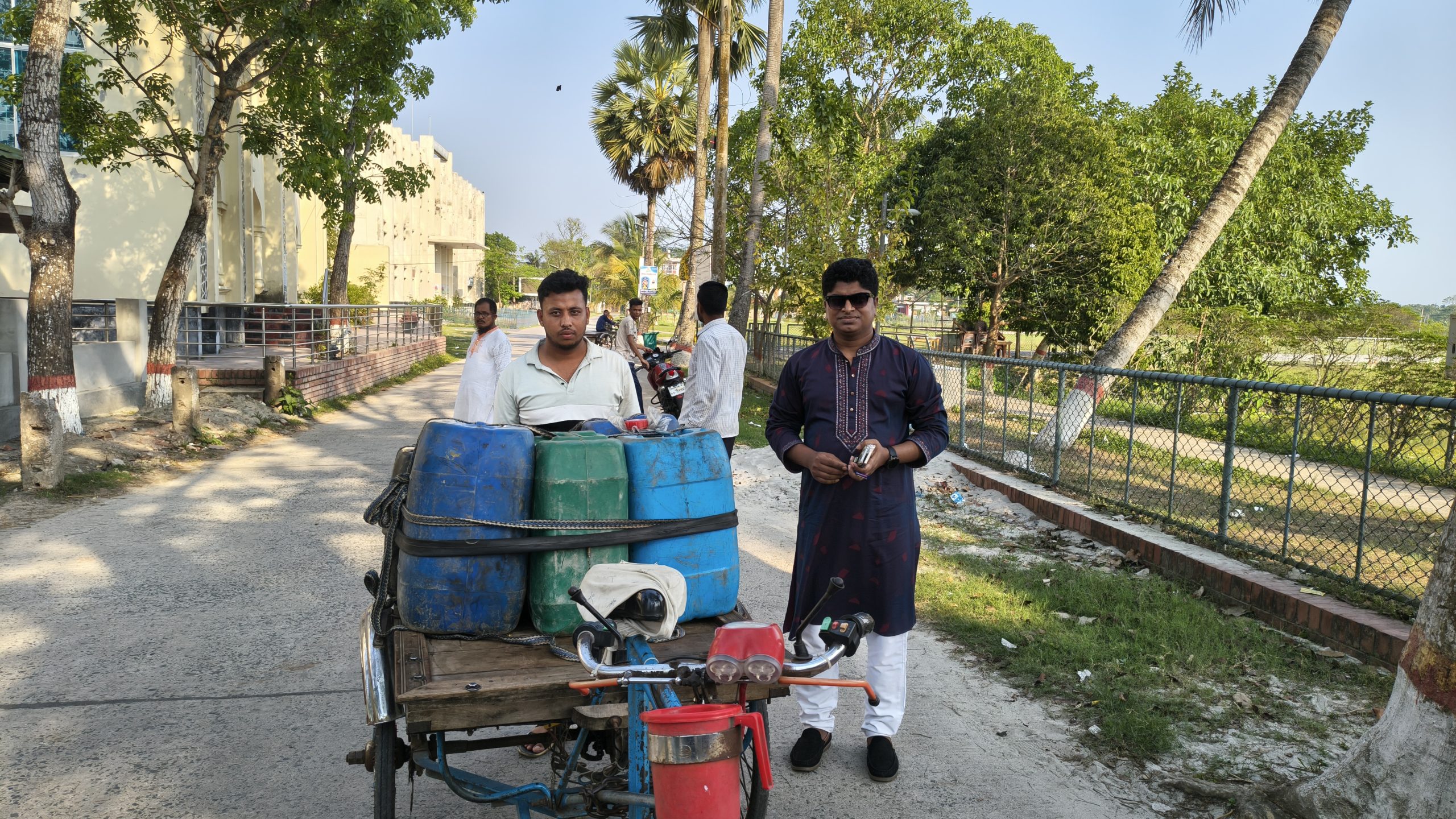 টুঙ্গিপাড়ায় পাম্প থেকে একশ টাকায় ডিজেল কিনে দেড়শ টাকায় বিক্রির অপরাধে ব্যবসায়ীকে জরিমানা।