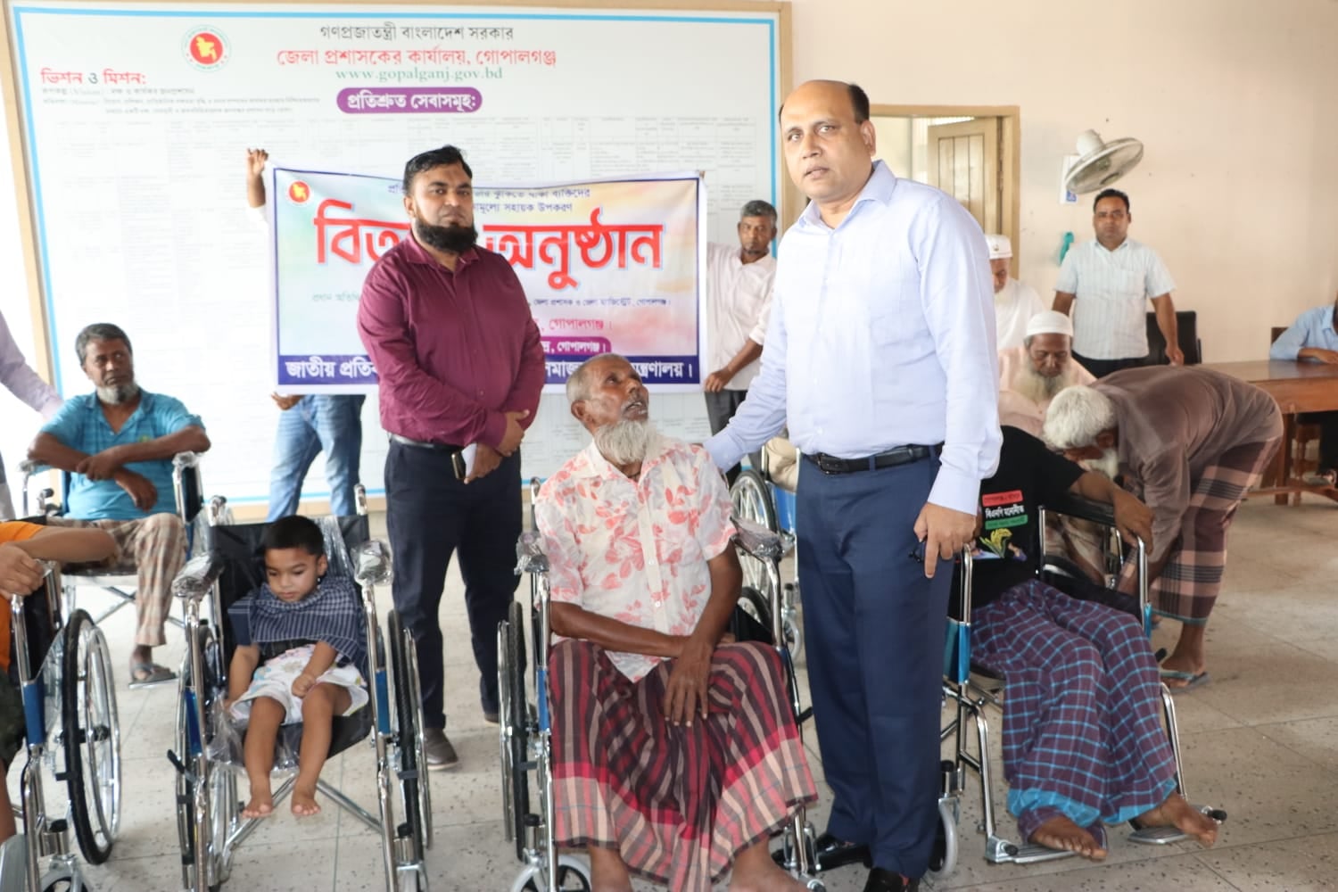 গোপালগঞ্জে ১৯ প্রতিবন্ধী পেল হুইল চেয়ারসহ বিভিন্ন উপকরণ