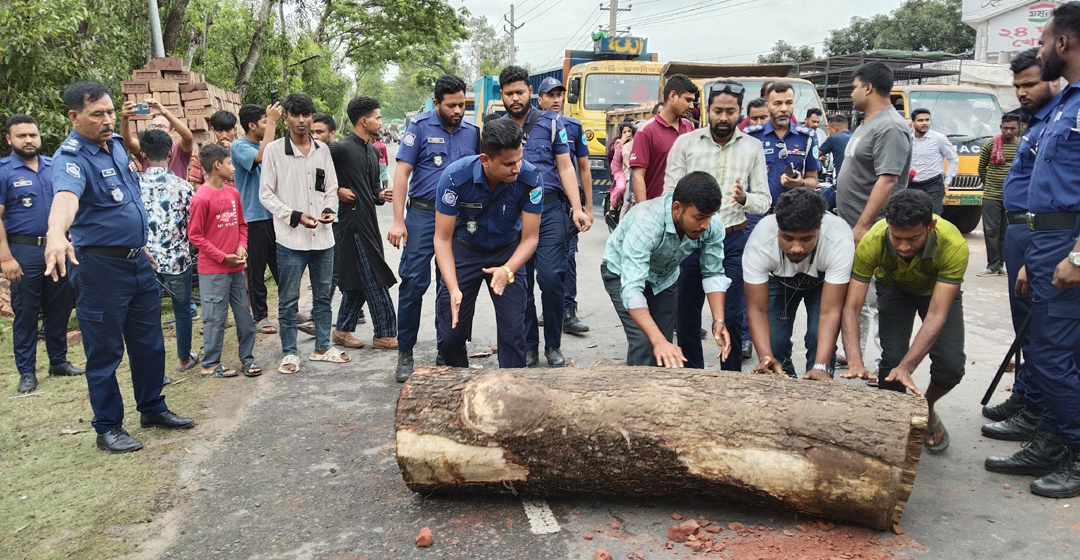 গোপালগঞ্জে তেল না পেয়ে বিক্ষুব্ধ হয়ে ঢাকা-খুলনা মহাসড়ক অবরোধ