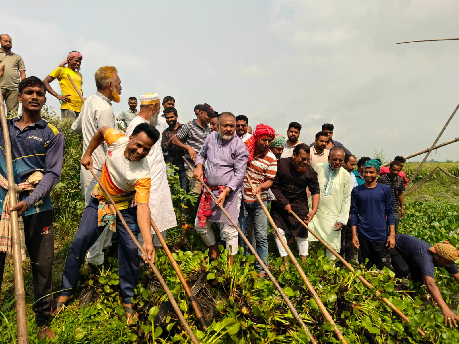 কোটালীপাড়ায় খালের কচুরিপানা পরিস্কার করলেন সংসদ সদস্য এস এম জিলানী
