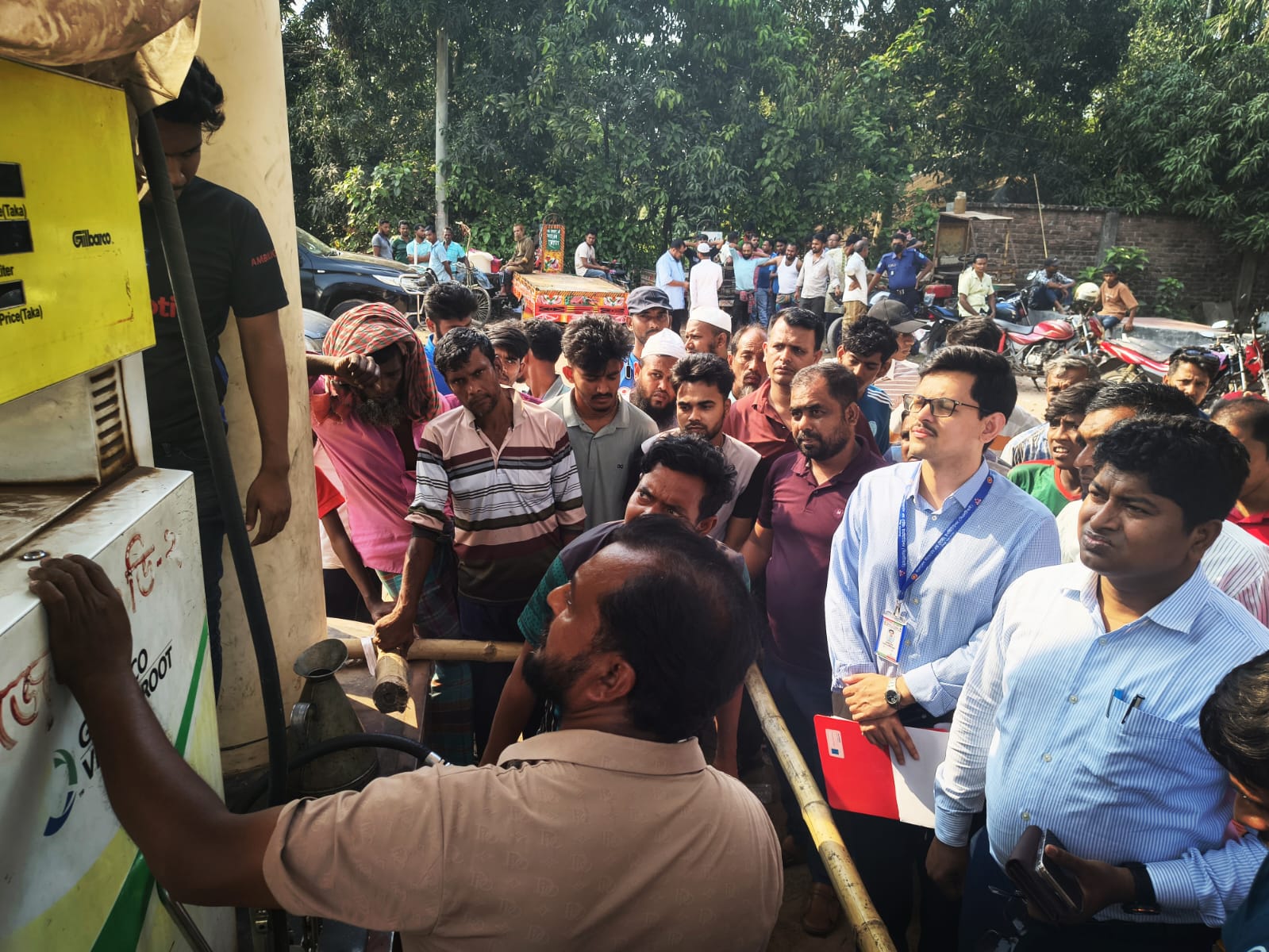 টুঙ্গিপাড়ায় পরিমাপে কম দেওয়ার অভিযোগে ফিলিং স্টেশন মালিককে ৩০ হাজার টাকা জরিমানা