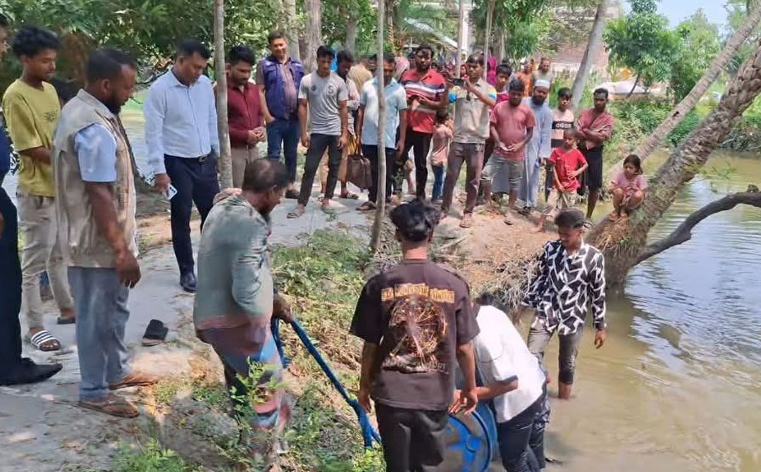 কোটালীপাড়ায় পুকুর থেকে তেল উদ্ধার।ব্যবসায়ীকে ১০ হাজার টাকা জরিমানা