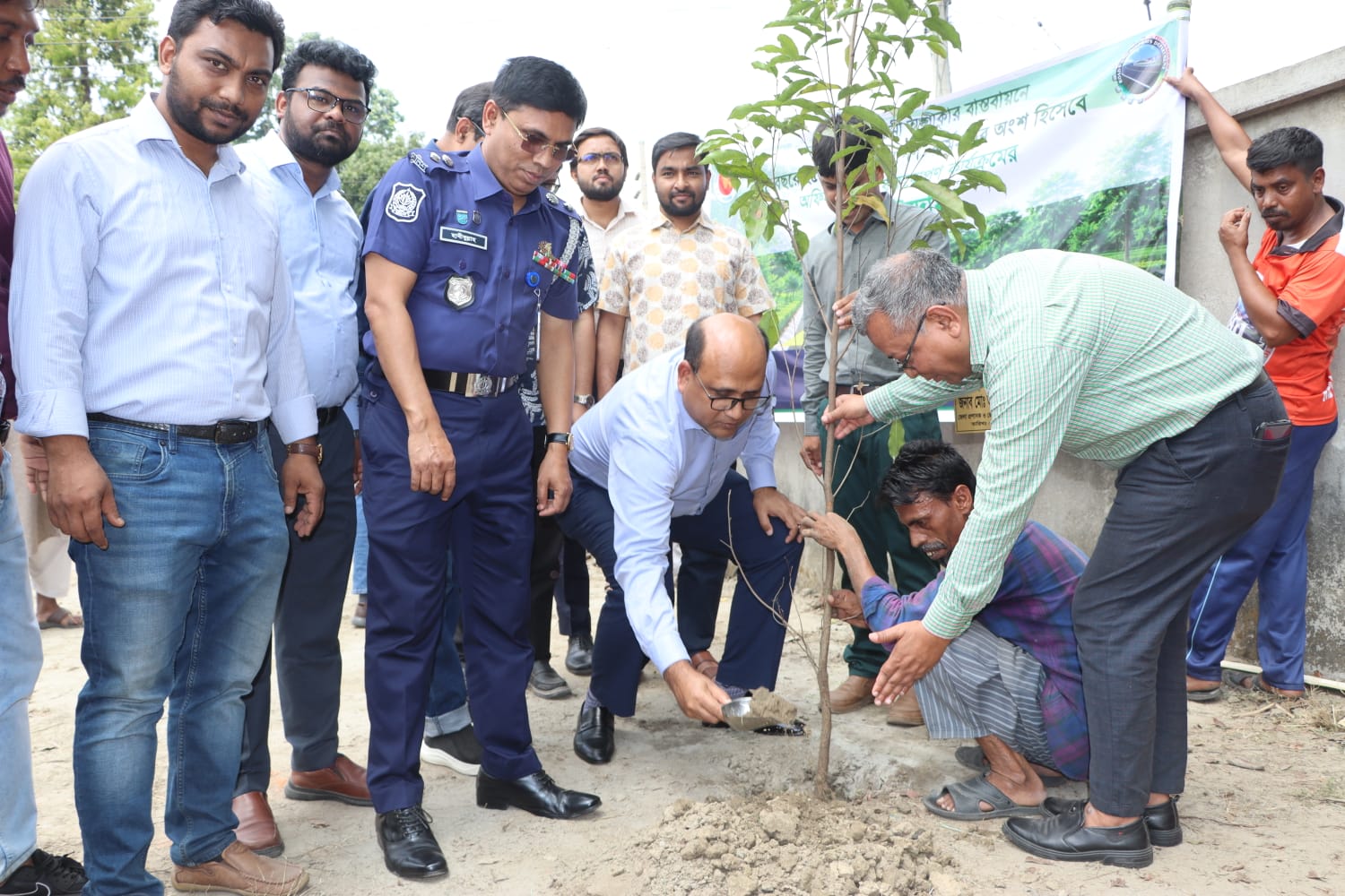 বর্তমান সরকারের নির্বাচনী অঙ্গীকার বাস্তবায়নে গোপালগঞ্জে বৃক্ষরোপণ কর্মসূচির উদ্বোধন