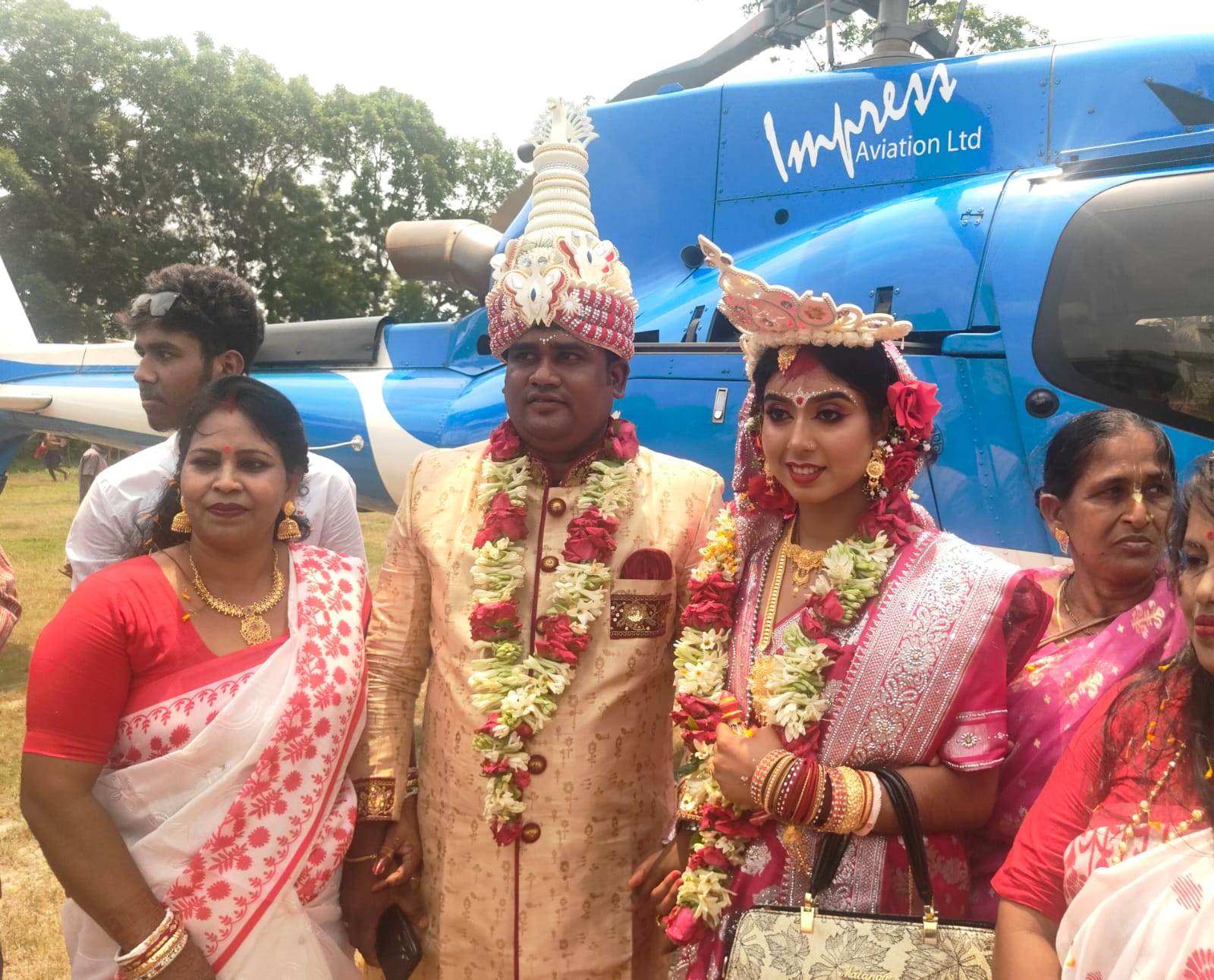 কোটালীপাড়ায় মায়ের স্বপ্ন পূরণে হেলিকপ্টারে বিয়ে, স্ত্রীসহ বাড়ি ফিরলেন প্রবাসী মিলন
