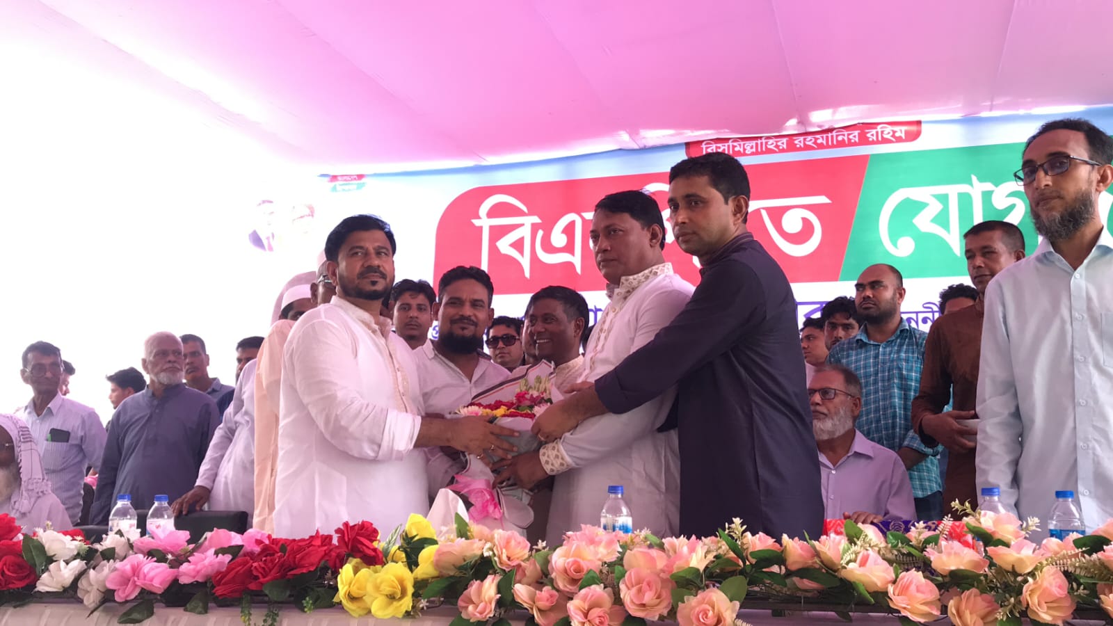 গোপালগঞ্জে আওয়ামী লীগ নেতা ছানোয়ার হোসেন মোল্লার নেতৃত্বে ৬০০ নেতাকর্মী বিএনপিতে যোগদান