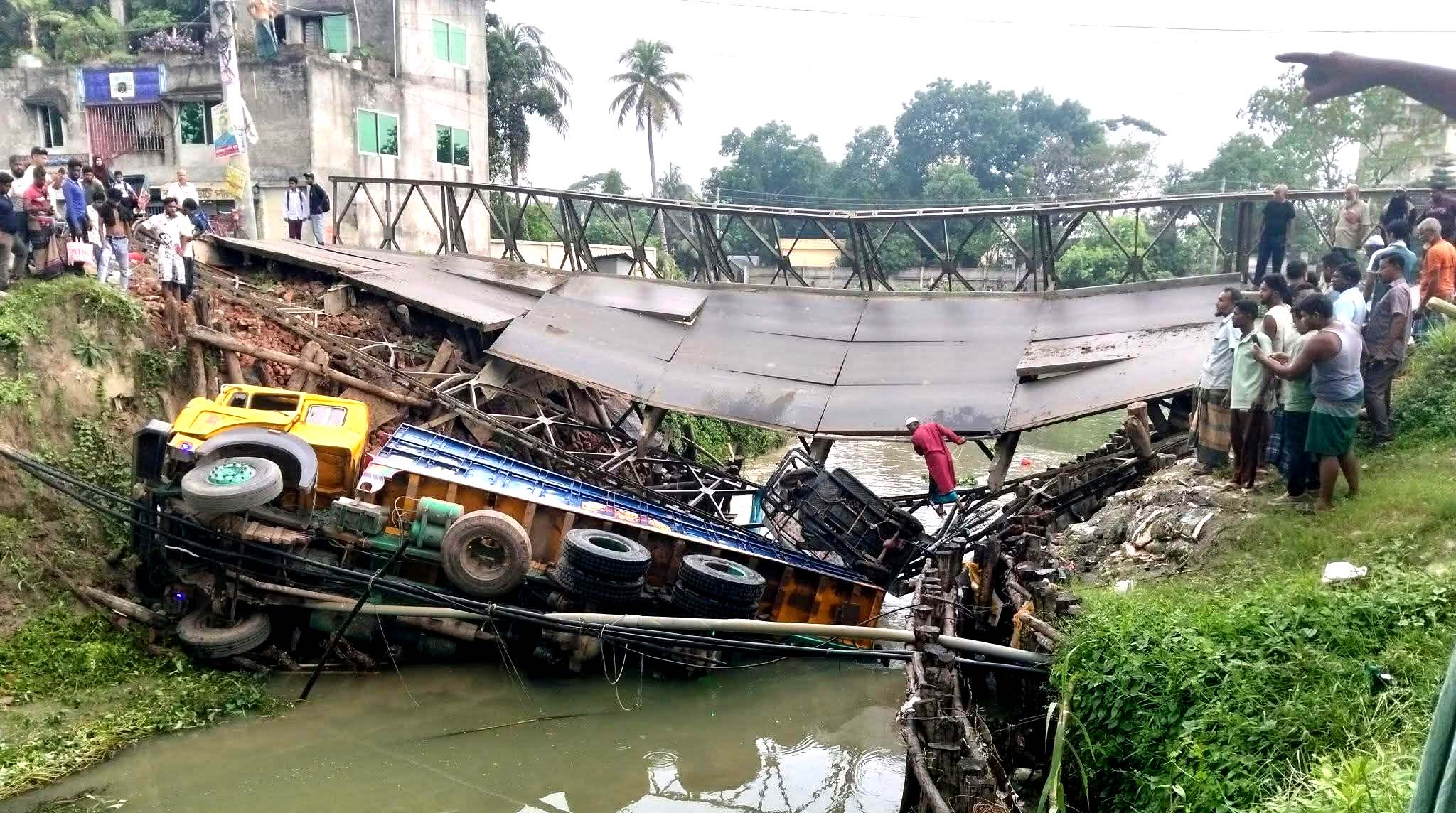 গোপালগঞ্জে বালুভর্তি ট্রাকসহ বেইলি ব্রিজ খালে ।আহত চার; ভোগান্তিতে জেলাবাসী