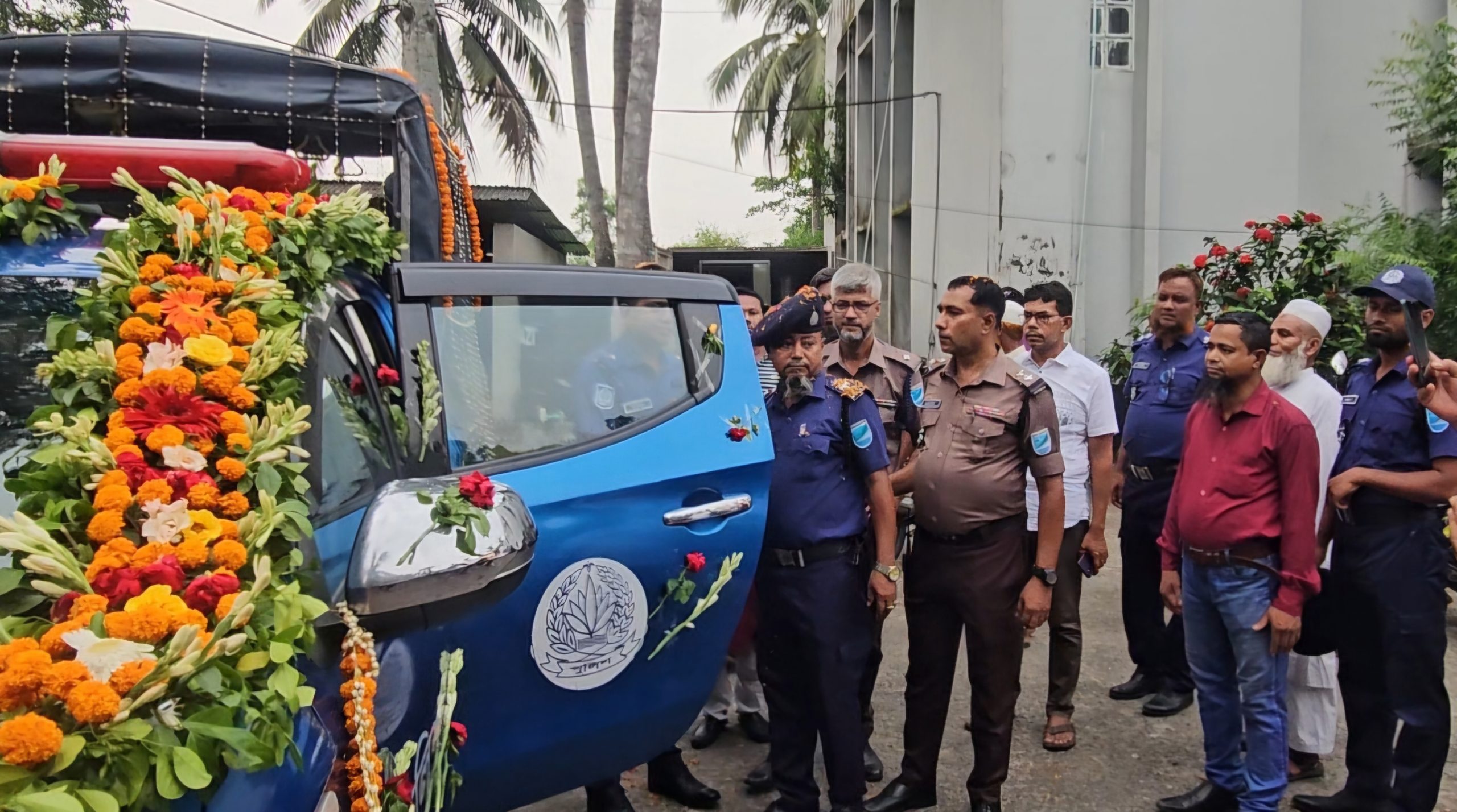 ফুলে সাজানো ওসির গাড়িতে চড়ে বর্ণাঢ্য বিদায়, ৩৭ বছরের কর্মজীবনের ইতি টানলেন এসআই ছবির উদ্দিন