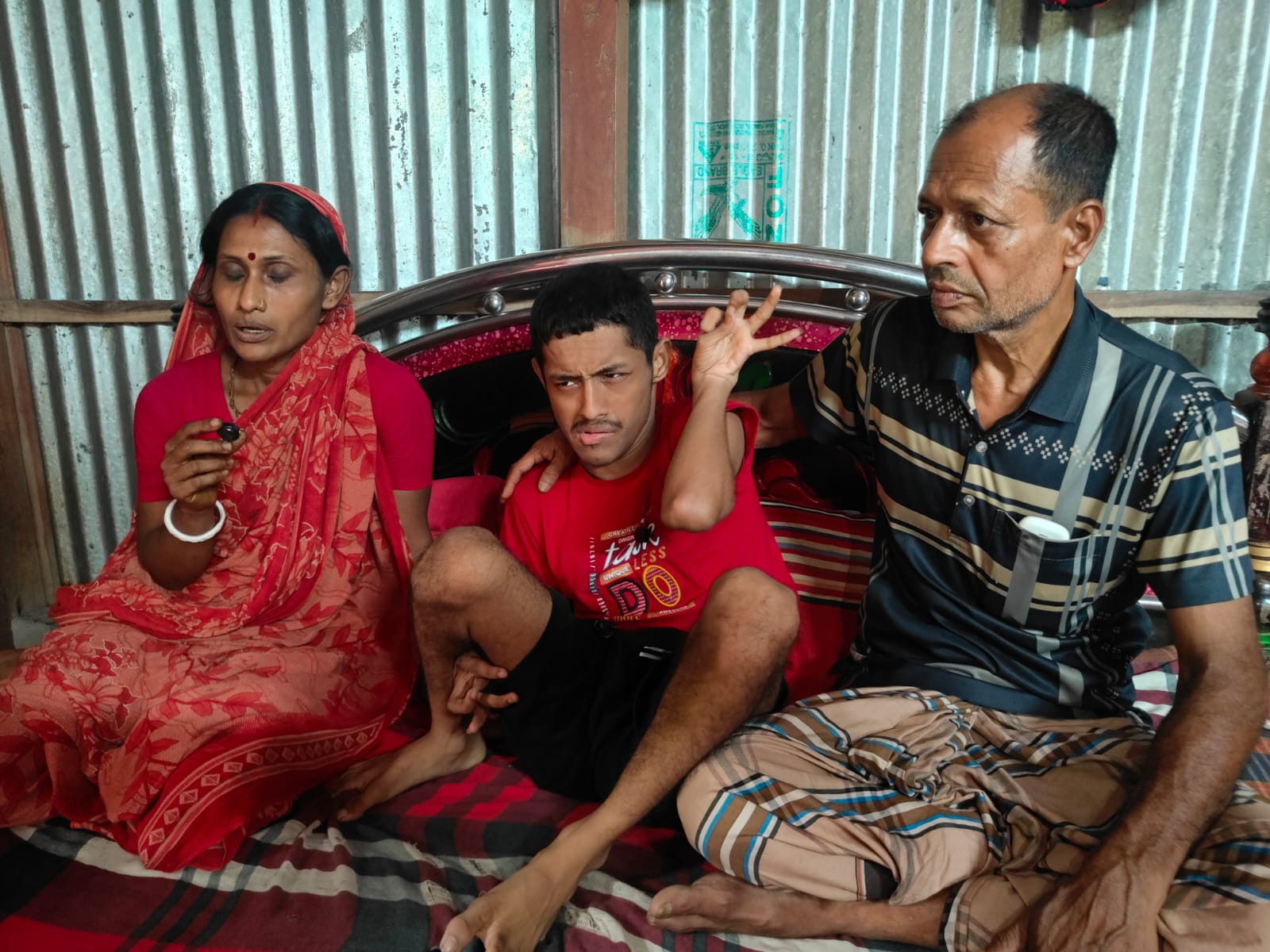 কর্মদক্ষতার মাধ্যমে সংসারের হাল ধরতে চায় কোটালীপাড়ার ছেলে প্রতিবন্ধী জয় হালদার