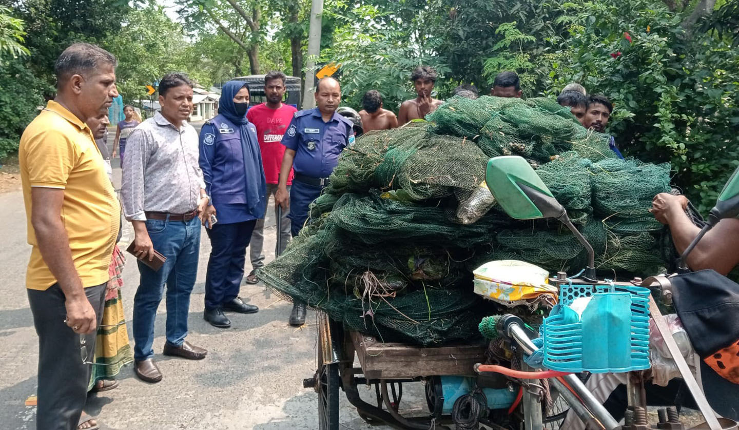 টুঙ্গিপাড়ায় প্রায় সাড়ে ৪ লাখ টাকার আড়াই হাজার মিটার চায়না দুয়ারি জাল উদ্ধার