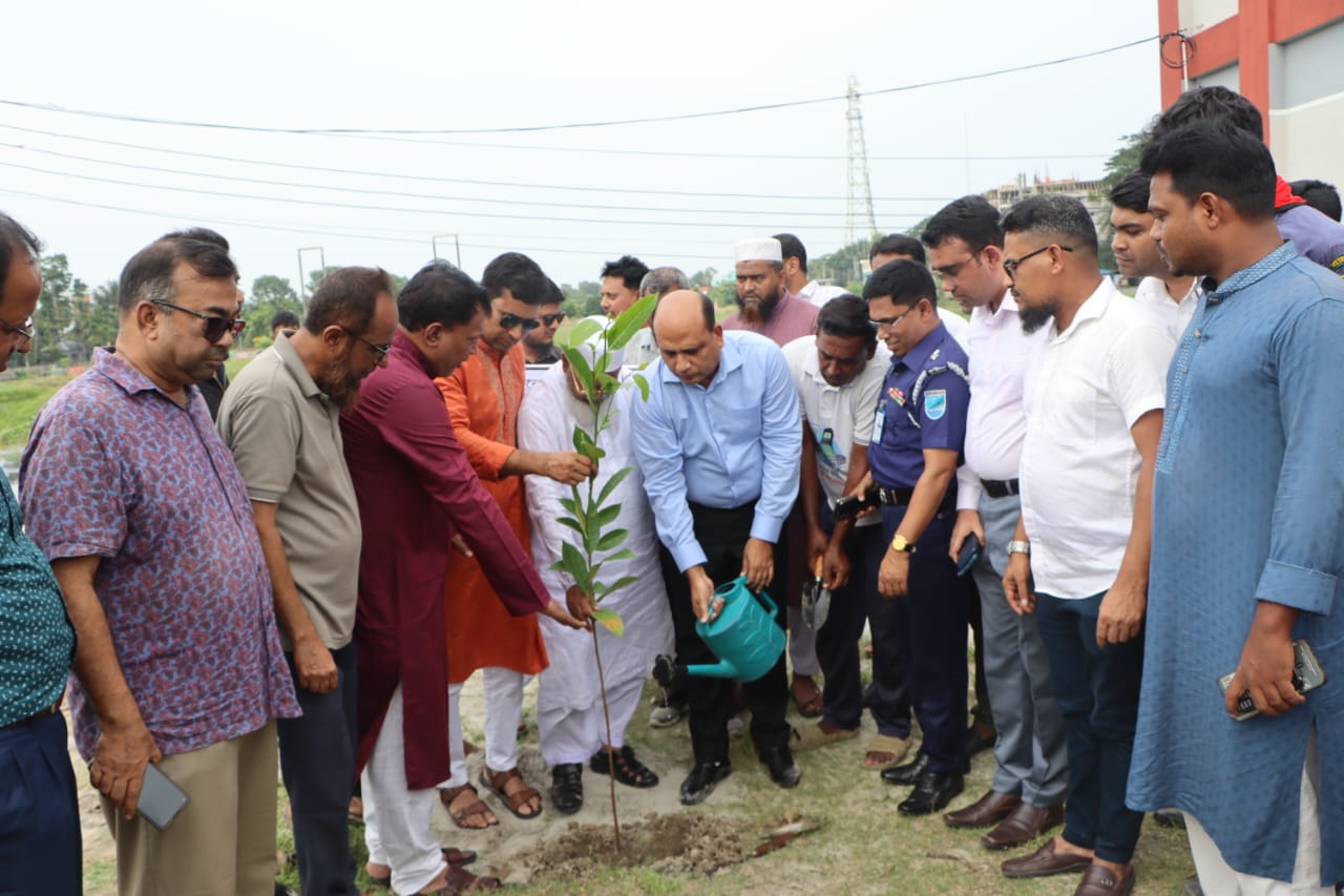 গোপালগঞ্জে কাঁঠাল গাছের চারা রোপণের মাধ্যমে ২৫ কোটি বৃক্ষরোপণ কর্মসূচির উদ্বোধন