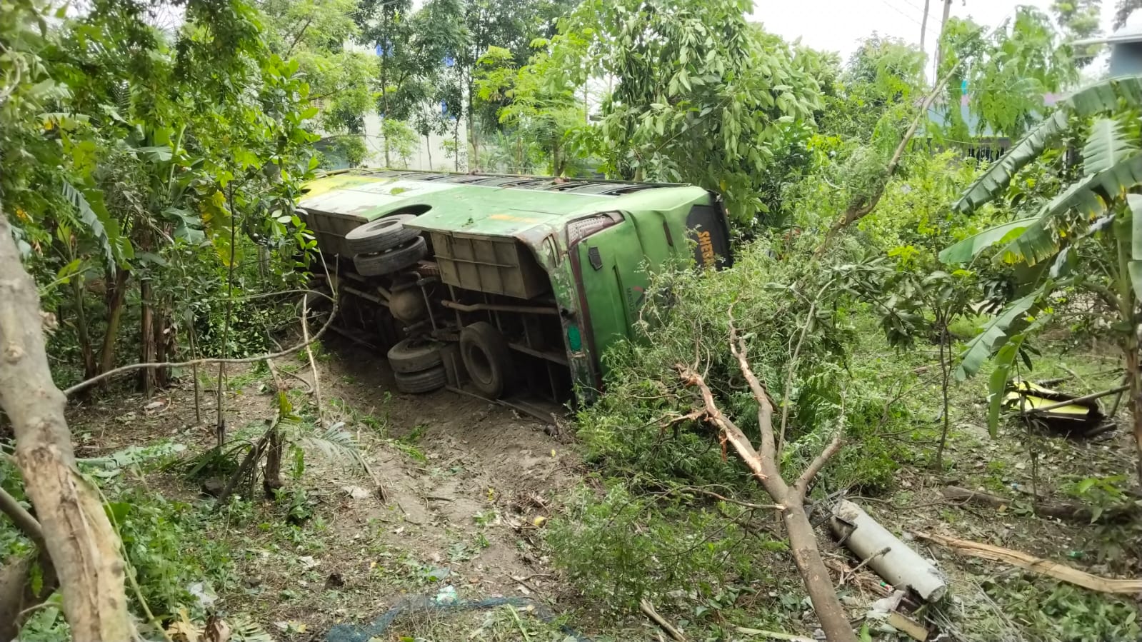 গোপালগঞ্জে নিয়ন্ত্রণ হারিয়ে বাস খাদে, আহত অন্তত ২৫
