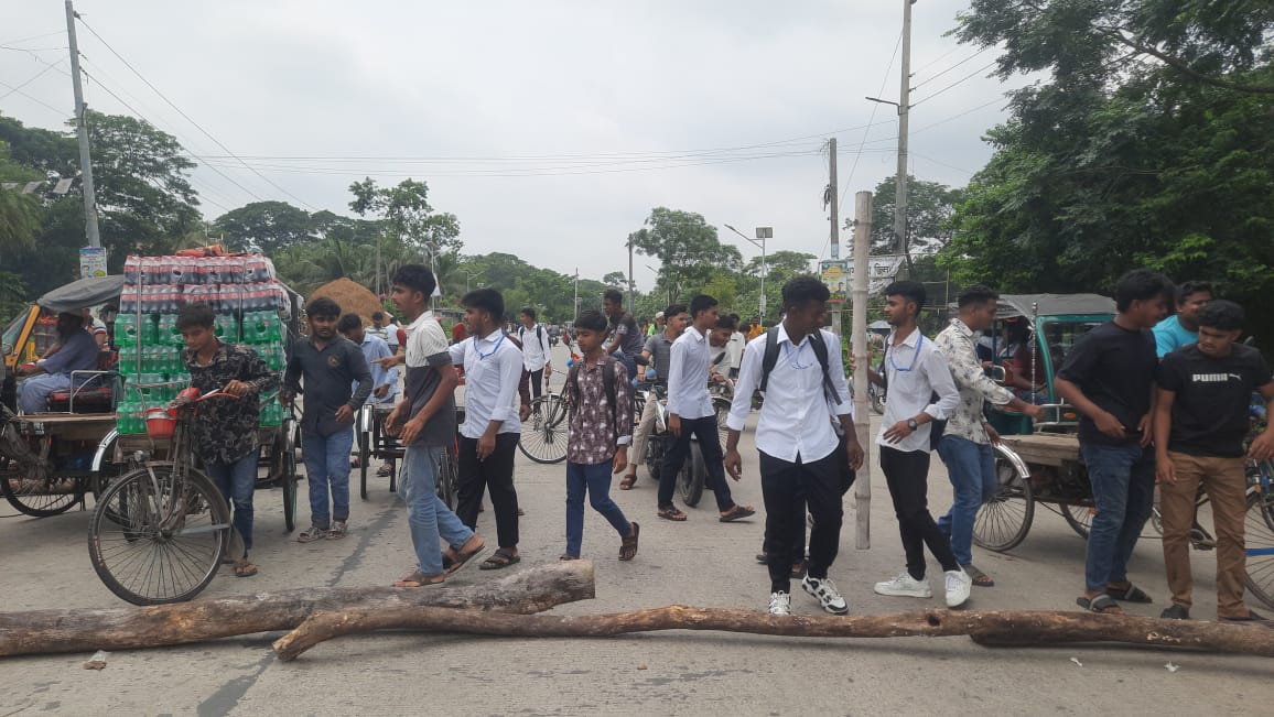 টুঙ্গিপাড়ায় পরীক্ষা কেন্দ্র পরিবর্তনের দাবিতে আঞ্চলিক মহাসড়ক অবরোধ শিক্ষার্থীদের