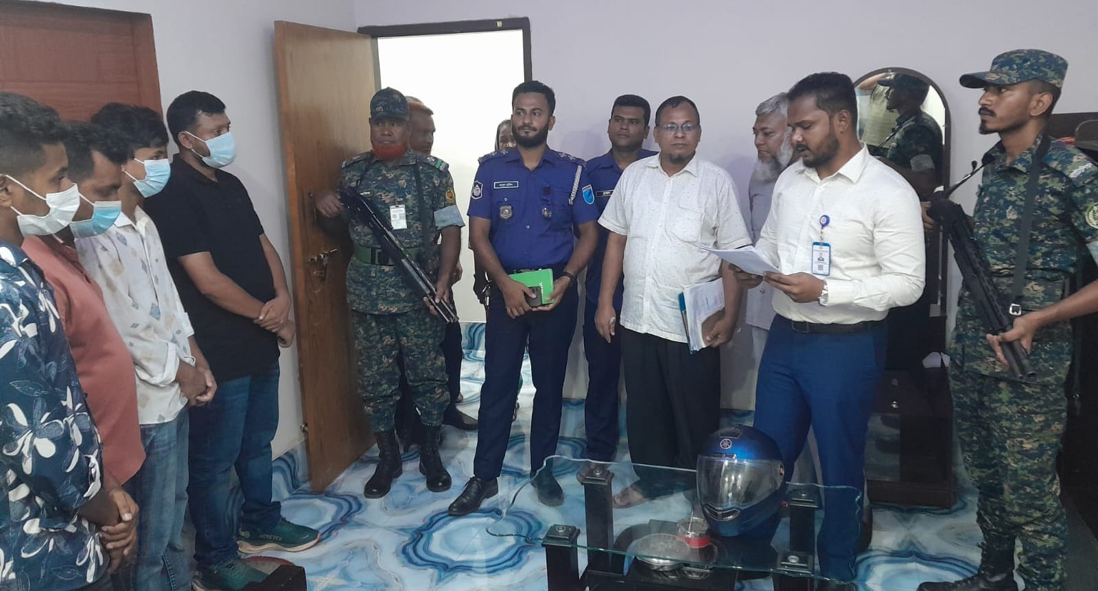 গোপালগঞ্জে হোটেলে অভিযান চালিয়ে নারীসহ ১১ জনকে সাজা ও অর্থদন্ড। হোটেল সিলগালা