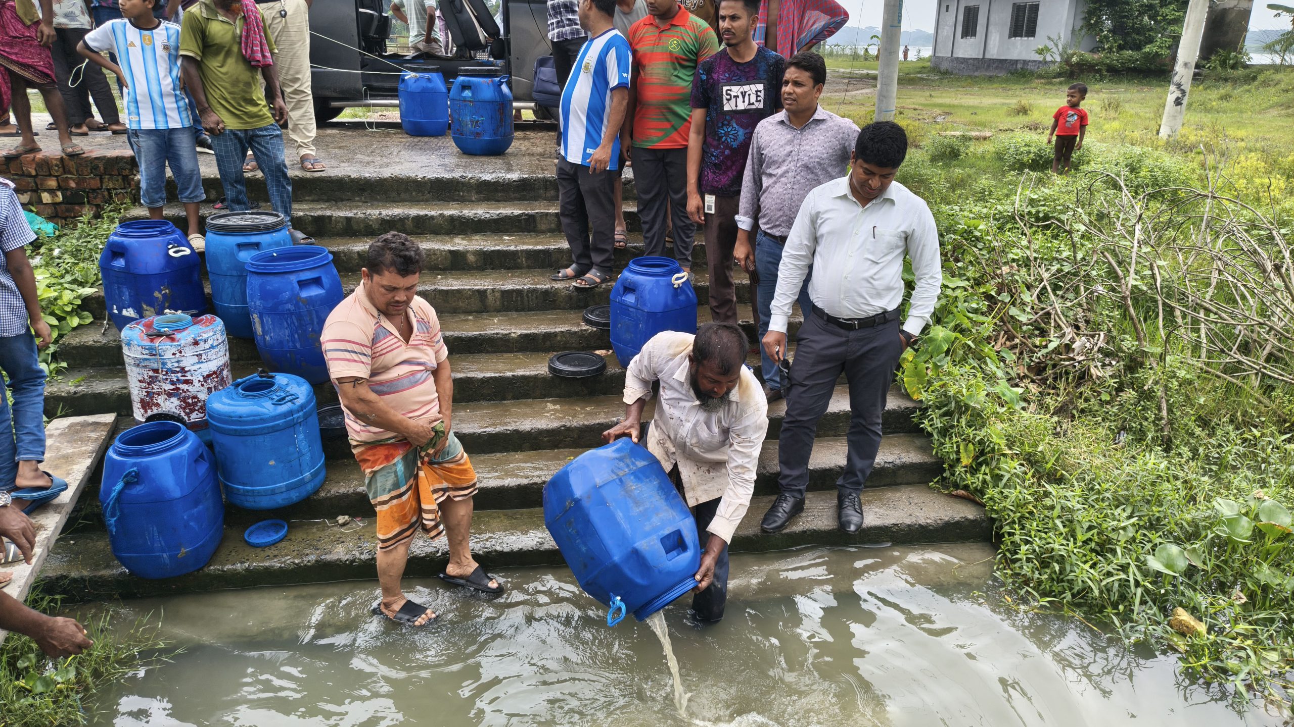 অবৈধভাবে আহরিত ১২ লাখ টাকার চিংড়ির রেণু টুঙ্গিপাড়ায় জব্দ, নদীতে অবমুক্ত