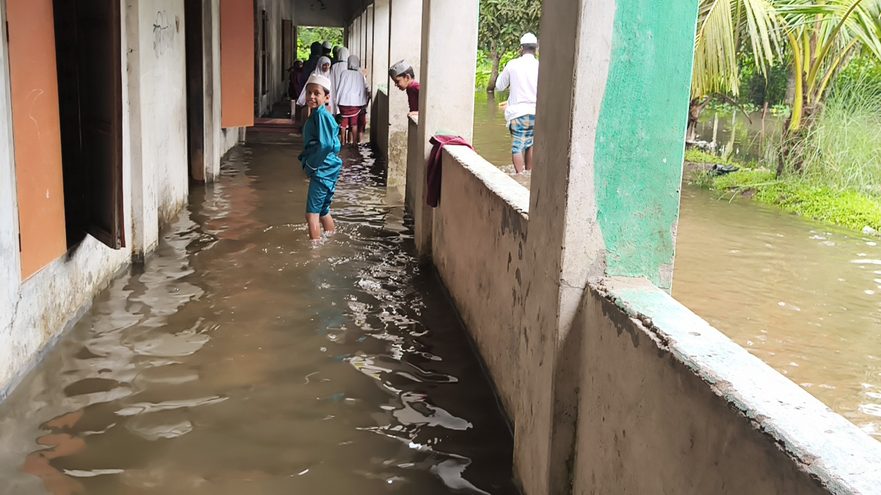 টুঙ্গিপাড়ায় মাদ্রাসা ভবনের শ্রেণীকক্ষে হাঁটুসমান পানি, চারদিন ধরে বন্ধ পাঠদান