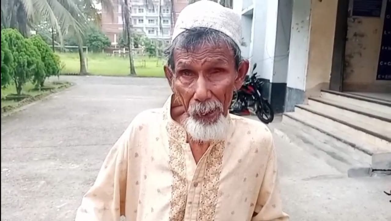 সন্তানের অবহেলা ও নির্যাতনে ৯৭ বছরের বৃদ্ধের শেষ ভরসা ভিক্ষা, বিচার চেয়ে থানায় অভিযোগ