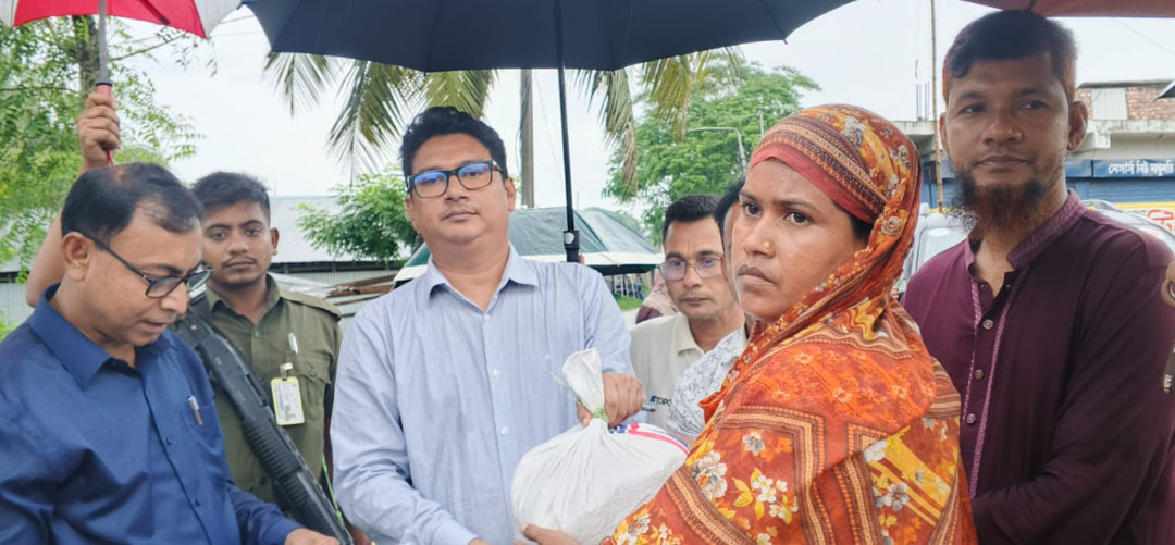টুঙ্গিপাড়ায় জলাবদ্ধতায় ক্ষতিগ্রস্থ পরিবারের মাঝে ত্রাণসামগ্রী বিতরণ