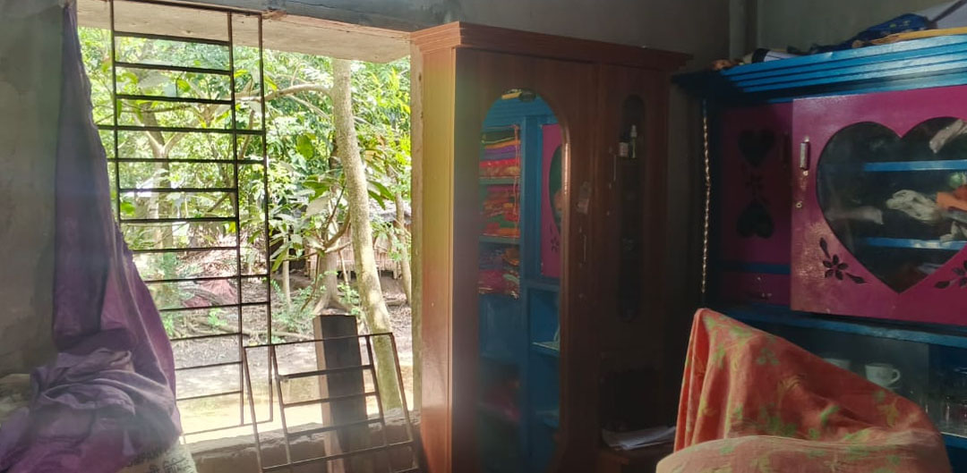 টুঙ্গিপাড়া য় বসতঘরে জানালার গ্রিল কেটে ৩ লাখ টাকা চুরি
